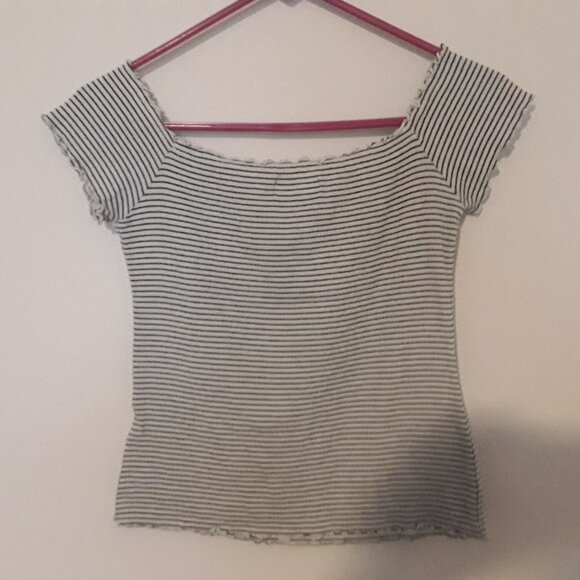 Hollister junior size large black & white striped,stretchy top w/scalloped trim - Picture 3 of 4